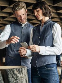 Graue Damen-Trachtenweste mit Stehkragen, 7-Knopf-Verschluss und Paspeltaschen im modernen Landhausstil